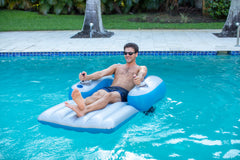 A person relaxes Splash Runner Pro 2.0 12V in a pool.